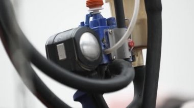 İnek sütünden pompalama aparatı sağım. Sağım işlemi yavaş