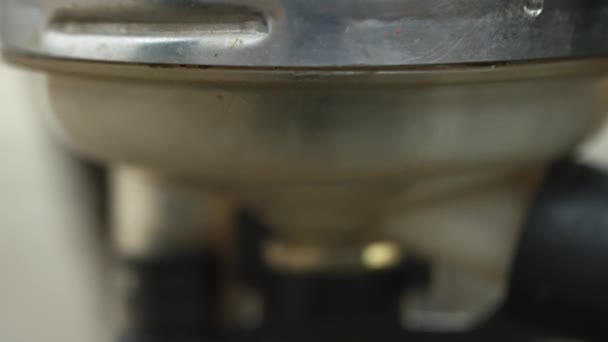 Le lait circule dans la machine à lait. Procédés de traite à la ferme. Du lait de vache. Macro gros plan 