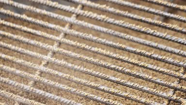 Çiftlik fabrika işlemi. Freze Makinası ile kafes içinde ince ezilmiş tahıl