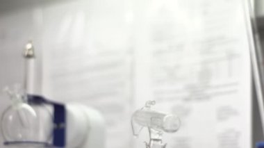 Laboratuvar iç. Çözüm ve fabrika ürünleri test etmek için makine kavanoz.