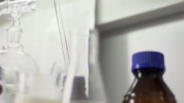 Laboratuvar iç. Çözüm ve fabrika ürünleri test etmek için makine kavanoz.