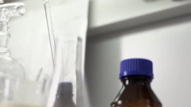 Laboratuvar iç. Çözüm ve fabrika ürünleri test cihazları ile jar.