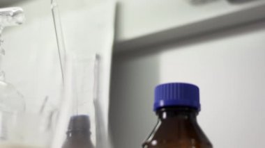 Laboratuvar iç. Fabrika ürünleri test için çözüm ve laboratuvar donanımları ile jar.