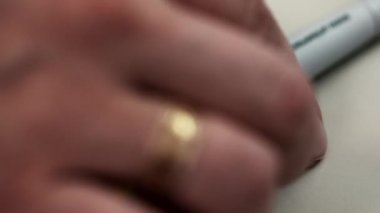 Kimyasal test için hazırlık. Laboratuar asistanı alır şırınga ve iğne kap