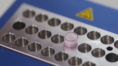 Kimyasal laboratuvar testleri. Yardımcısı süt ph test yapar