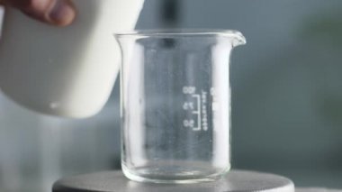 Laboratuvar deneyleri. Test süt. Reaktif ve reaksiyon karıştırma süt