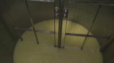 Fabrika yapım süreci. Mix süt peynir altı suyu ve lor çiftlik fabrika, makine karıştırma