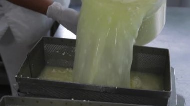 Fabrika yapım süreci. Erkek işçi Fabrikası'nda lor süt peynir altı suyu ayıran