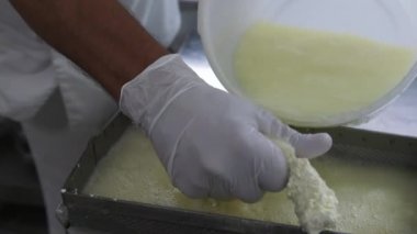 Fabrika yapım süreci. Adam farmworker Fabrikası'nda lor süt peynir altı suyu ayıran