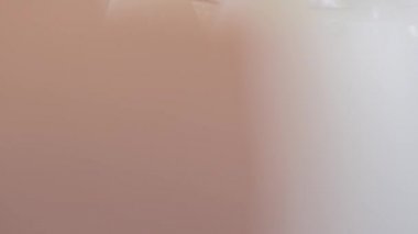 Fabrika işlemi. Süt şişelerini ambalaj kadar kapatın. Etiket süt şişeleri