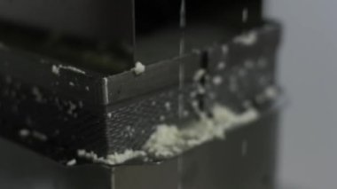 Günlük fabrika işlemi. Önce acil kapsayan peynir. Ağır çekim.