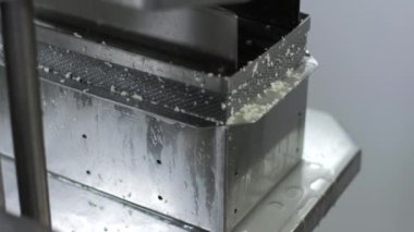 Süt verme fabrikası. Peynir peynir basarak önce kapsayan