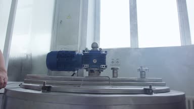 Peynir maker Makina süt peynir yapmak için pot karıştırma içine kaynar