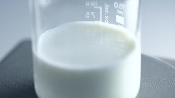 实验室实验。试剂和牛奶混合反应 — 图库视频影像