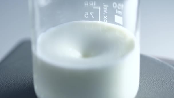 Laboratoriumexperimenten. Melk testen. Reagens en melk mengen reactie — Stockvideo