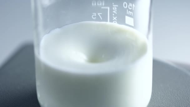 Boerderij aboratory experimenten. Melk testen. Reagens en melk mengen reactie — Stockvideo