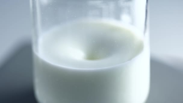 Laboratoriumexperimenten. Melk testen. Reagens en melk reactie — Stockvideo