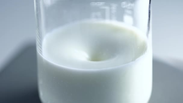 Лабораторные эксперименты. Реагент и смешивание молока с реакцией химического оборудования — стоковое видео