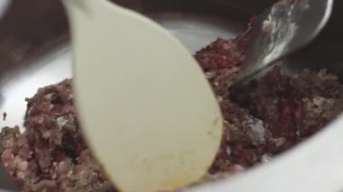 Et fabrikası. Çiğ et ve mantı içinde eklemek için tank Baharat karıştırma