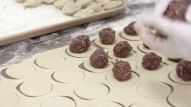 Kadın işçilerin eldiven et köfte yapmak için hamur şal