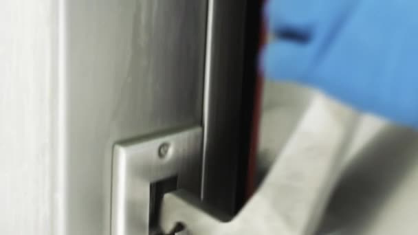 Maso továrního zařízení. Muž pracovník zavírání refrigeratior plný syrové salámy — Stock video