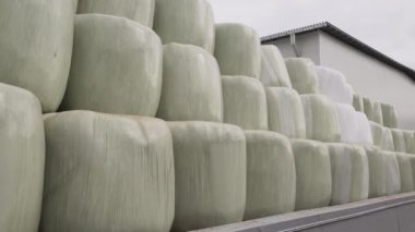 Fabrika bahçesinde üzerinde üç satırlık tahıl ile çanta yerleştirilir