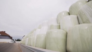 Fabrika bahçesinde üzerinde gökyüzü altında açık havada tahıl ile çanta standı