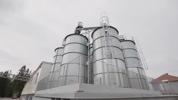 Огромное серое металлическое хранилище на фермерском производстве — стоковое видео