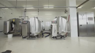 Süt fabrikası ekipmanları. Üç pastörizasyon Tank Fabrikası salonunda yer