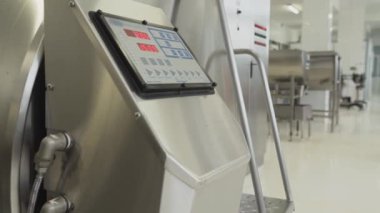 Süt fabrikası ekipmanları. Denetim Masası ile metal pastörizasyon tank