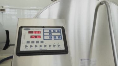 Süt fabrikası tesis. Denetim Masası ile paslanmaz çelik pastörizasyon tank