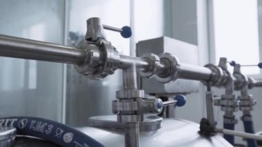 Özel fabrika ekipmanları. Tank Fabrikası'nda yerleştirilen vanaları ile boru