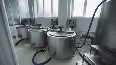 Süt fabrikası ekipmanları. Fabrika tesislerinde bulunan Denetim Masası ile tankları