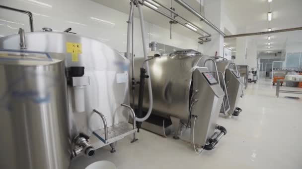 Mjölk fabrikslokal. Rum med specialutrustning för pasteurize mjölk — Stockvideo