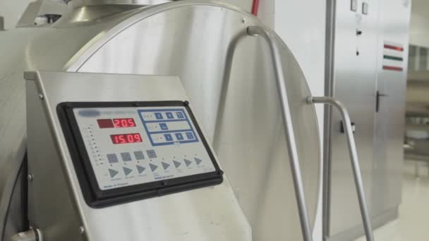 Equipamento de fábrica de leite. Tanque de pasteurização de aço com painel de controle — Vídeo de Stock