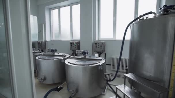 Fabryka sprzętu. Kilka zbiorników z mlekiem w fabryce — Wideo stockowe