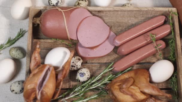 Leckere Fleischdelikatessen auf Schneidebrett auf Tischdecke — Stockvideo