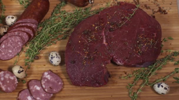 Saboroso variedade de carne em tábua de corte sobre pano de mesa — Vídeo de Stock
