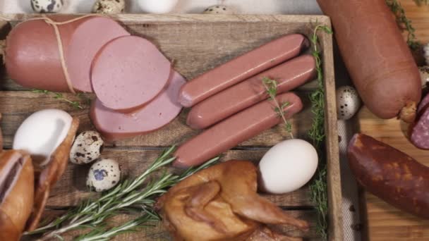 Вкусная мясная еда на разделочной доске на скатерти — стоковое видео