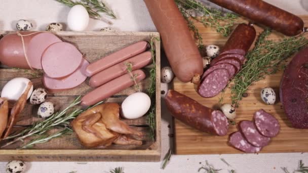 Surtido de carne natural en tabla de cortar sobre mantel — Vídeo de stock