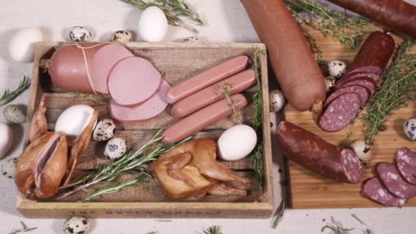 Natuurlijke vlees schotel op snijplank op tabel doek — Stockvideo