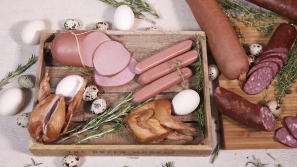 Натуральна м'ясна їжа на обробній дошці на тканині столу — стокове відео