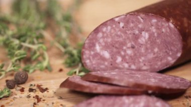 Lezzetli kielbasa otlar yanında kesme tahtası üzerinde olmak