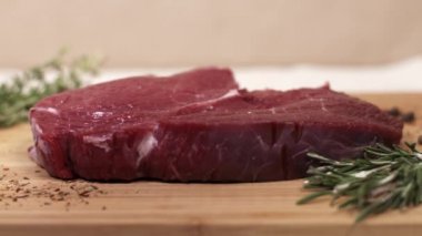 Baharat damla ham taze kırmızı sığır eti biftek masada parçası üzerinde