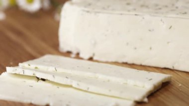 Taze beyaz yazlık cheeze kesme tahtası üzerinde bıçak ile kesilerek olmanın otlar ile
