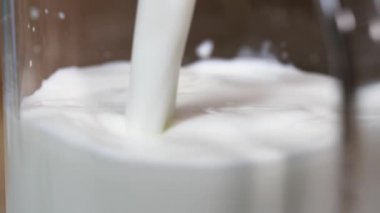 İçindeki su sıçramalarına yapma cam kavanoza saf süt dökülen