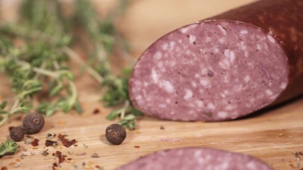 Taze kielbasa otlar yanında kesme tahtası üzerinde olmak — Stok video