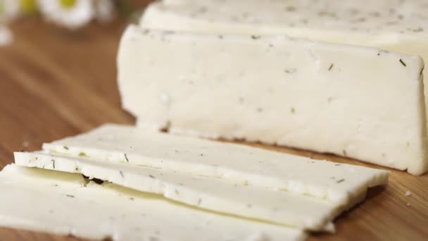 Deliciosa casa blanca cheeze con hierbas que se cortan con cuchillo a bordo — Vídeos de Stock