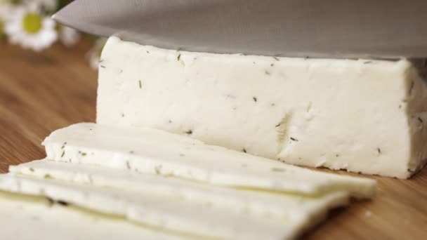 まな板の上のナイフで切削されているディルと新鮮な白いコテージ チーズ — ストック動画