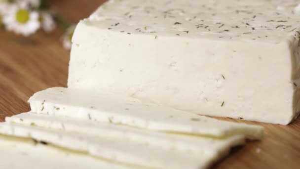 Deliciosa casa blanca cheeze con eneldo que se corta con cuchillo a bordo — Vídeos de Stock